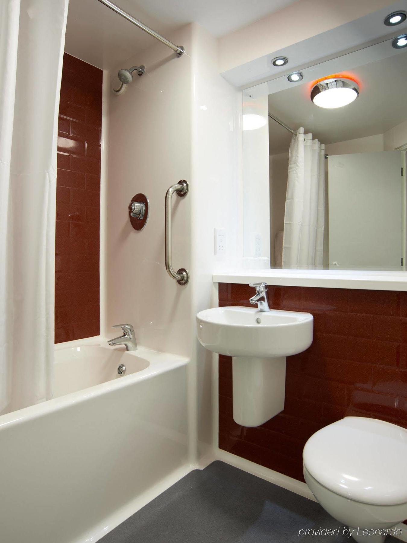Travelodge London 일링 외부 사진